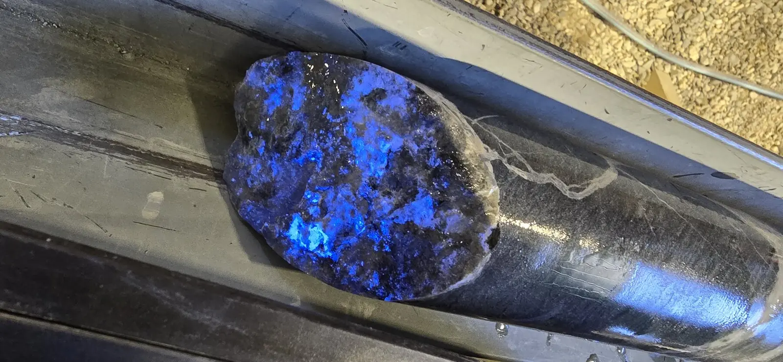 Scheelite-bearing Otago drill core under UV light