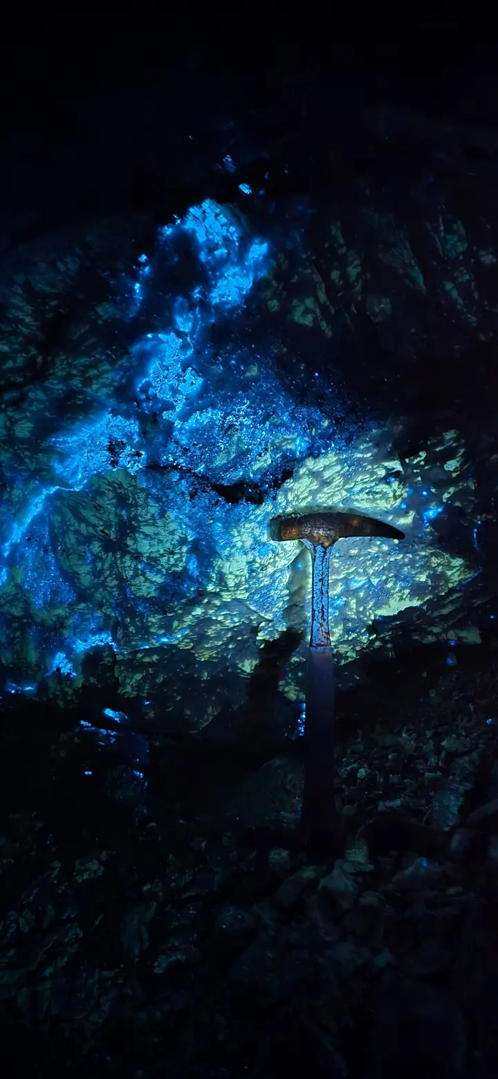 Glenorchy scheelite under UV light